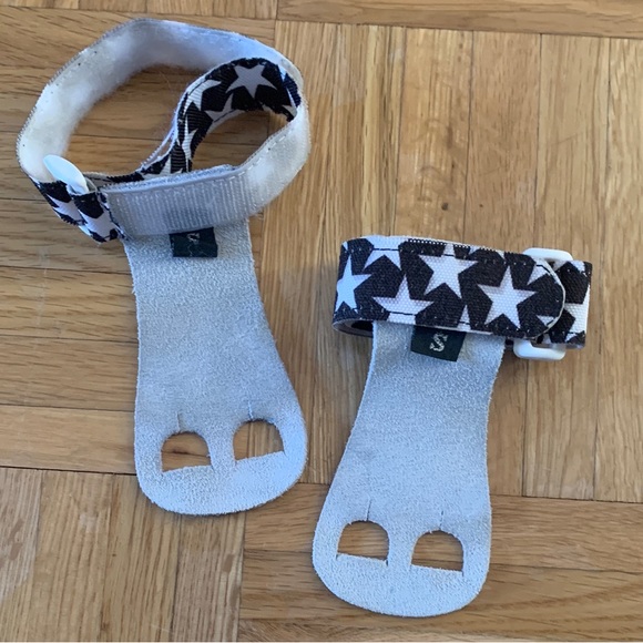 Kids Gymnastics Grips - Adjustable Velcro Wristband - Suede Hand Grip - Picture 2 of 9